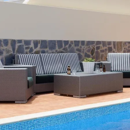 Vila Sleeps 9 Pool Air Con Wifi