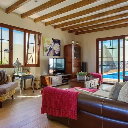 Sleeps 9 Pool Air Con Wifi Vila *